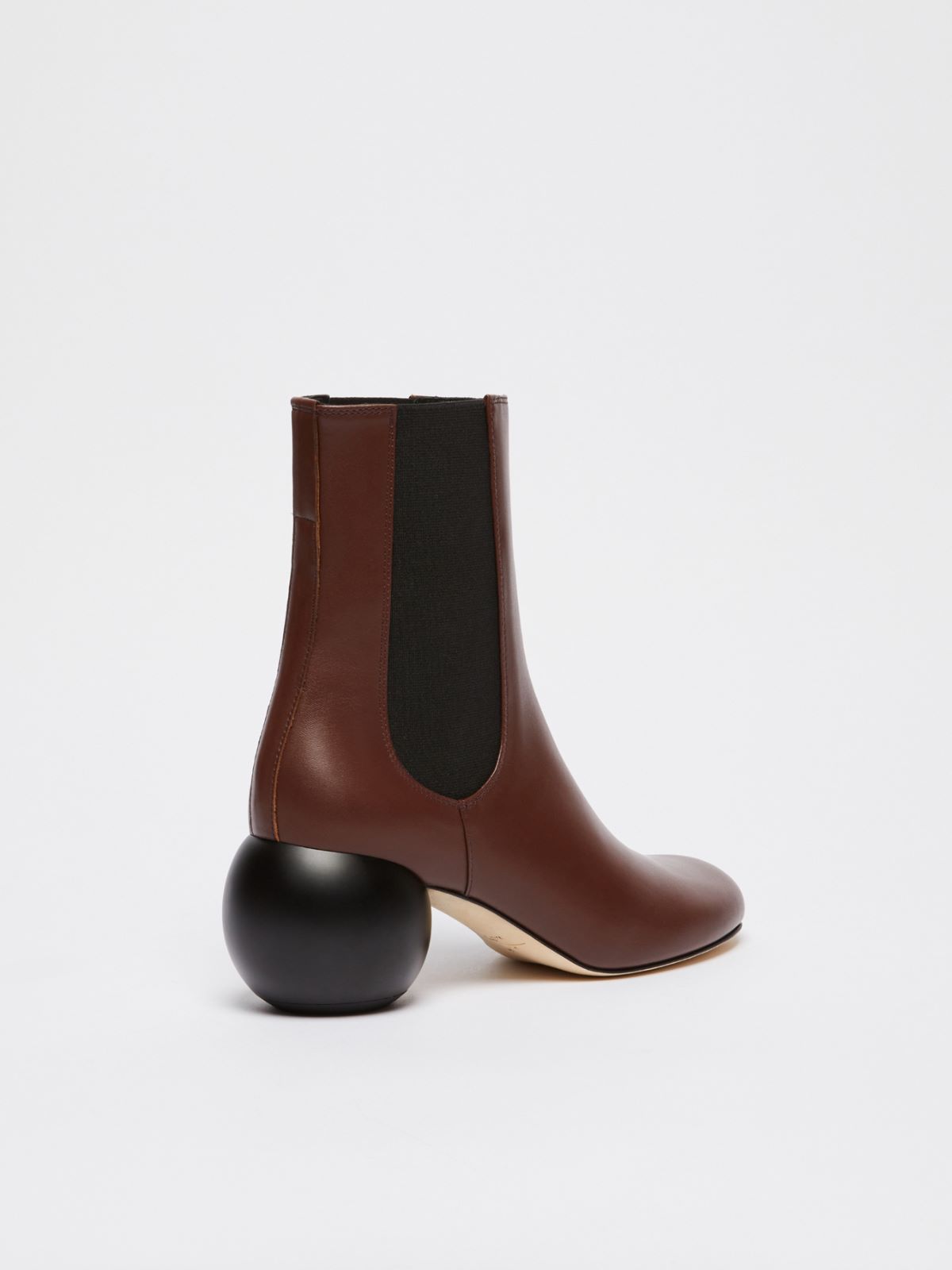 Weekend Chelsea boot con maxi boule Negozi Online
