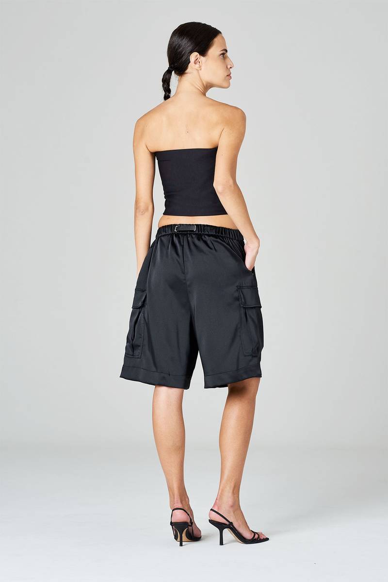 White sand Bermuda cargo gamba ampia in satin Sottocosto