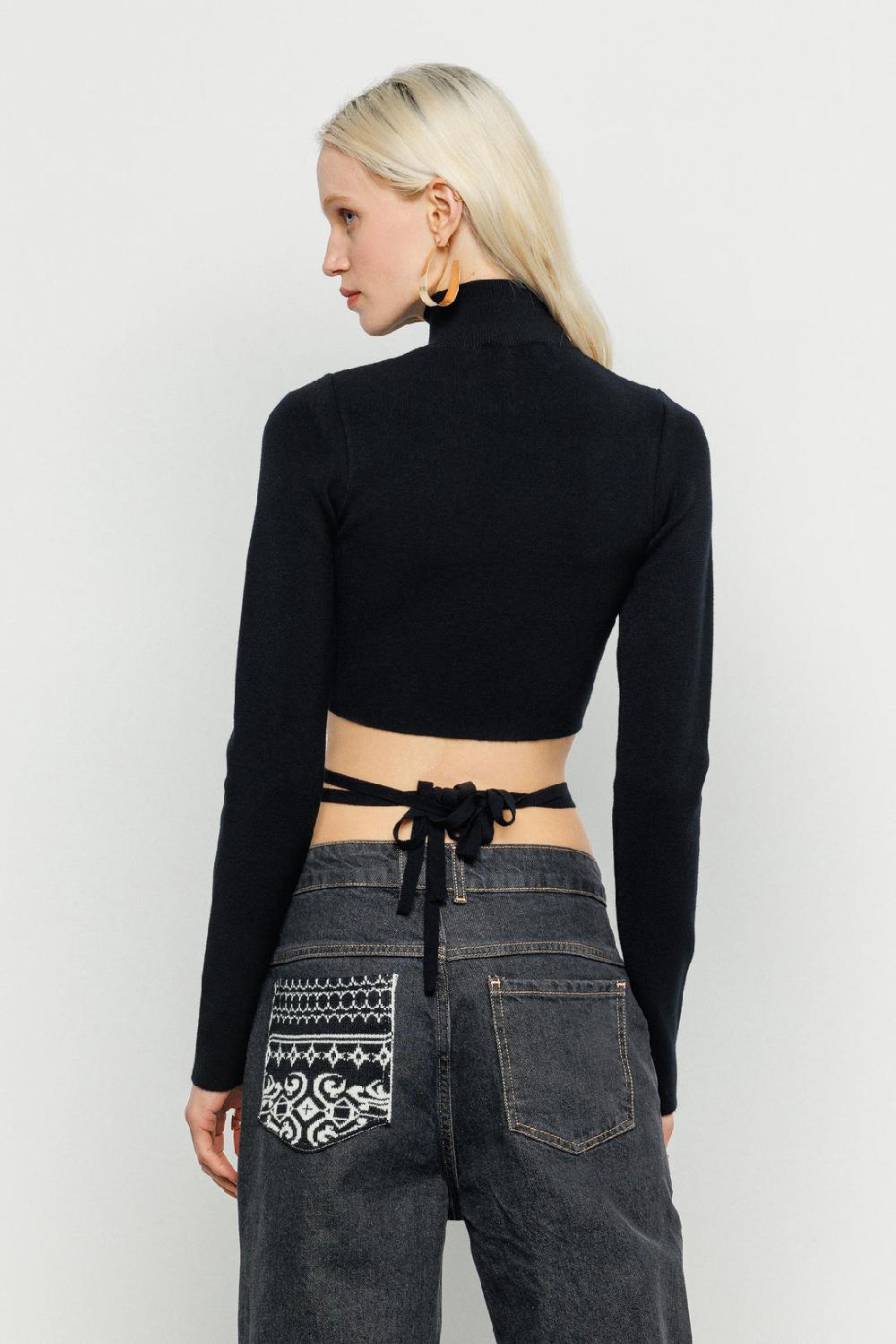Akep CROP TOP AKEP A COLLO ALTO CUT CHEST Presa