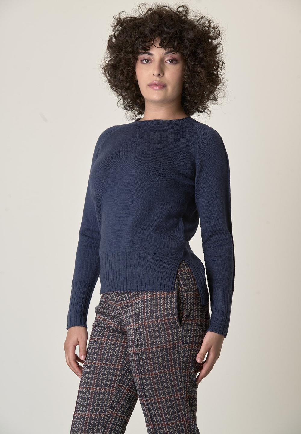 Angelico Girocollo blu lana merinos con spacchi Offerta speciale